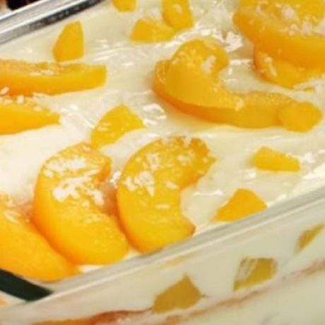 Sobremesa Gelado De Pêssego Na Travessa